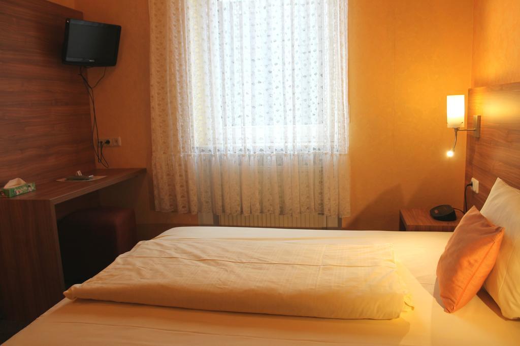 Zur Lindenau Hotel Rudesheim am Rhein Bagian luar foto